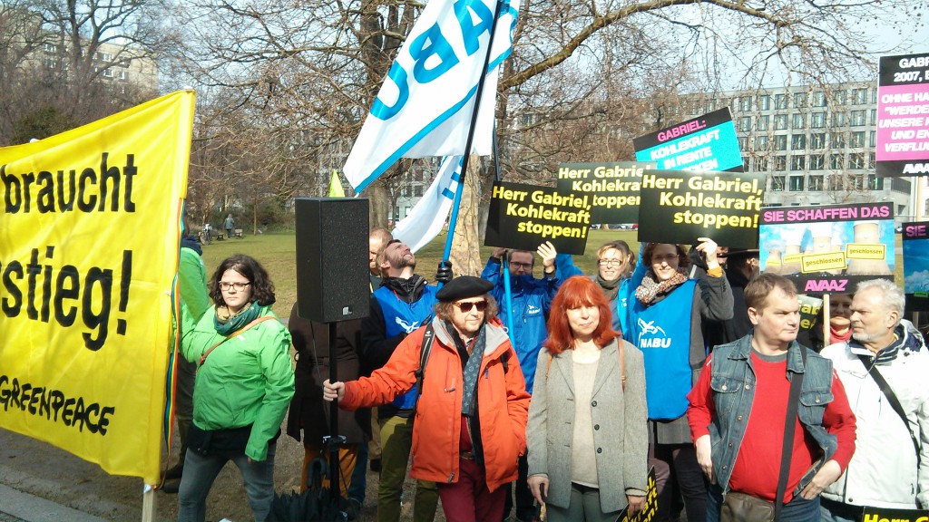 NABU bei der Kohle-Protest-Aktion vor dem Bundeswirtschaftsministerium am 28. März 2015 - Foto: NABU/Benjamin Bongardt