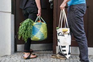 Taschen statt Plastiktüten - Foto: NABU/Sandra Kühnapfel