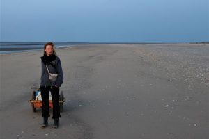 Vogelwartin Anne de Walmont am Strand der Vogelinsel Trischen. Foto: Lukas Terwitte