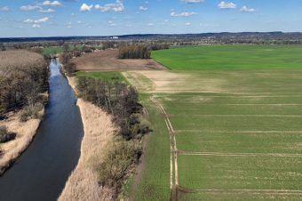 Drohnenaufnahme einer landwirtschaftlichen Fläche
