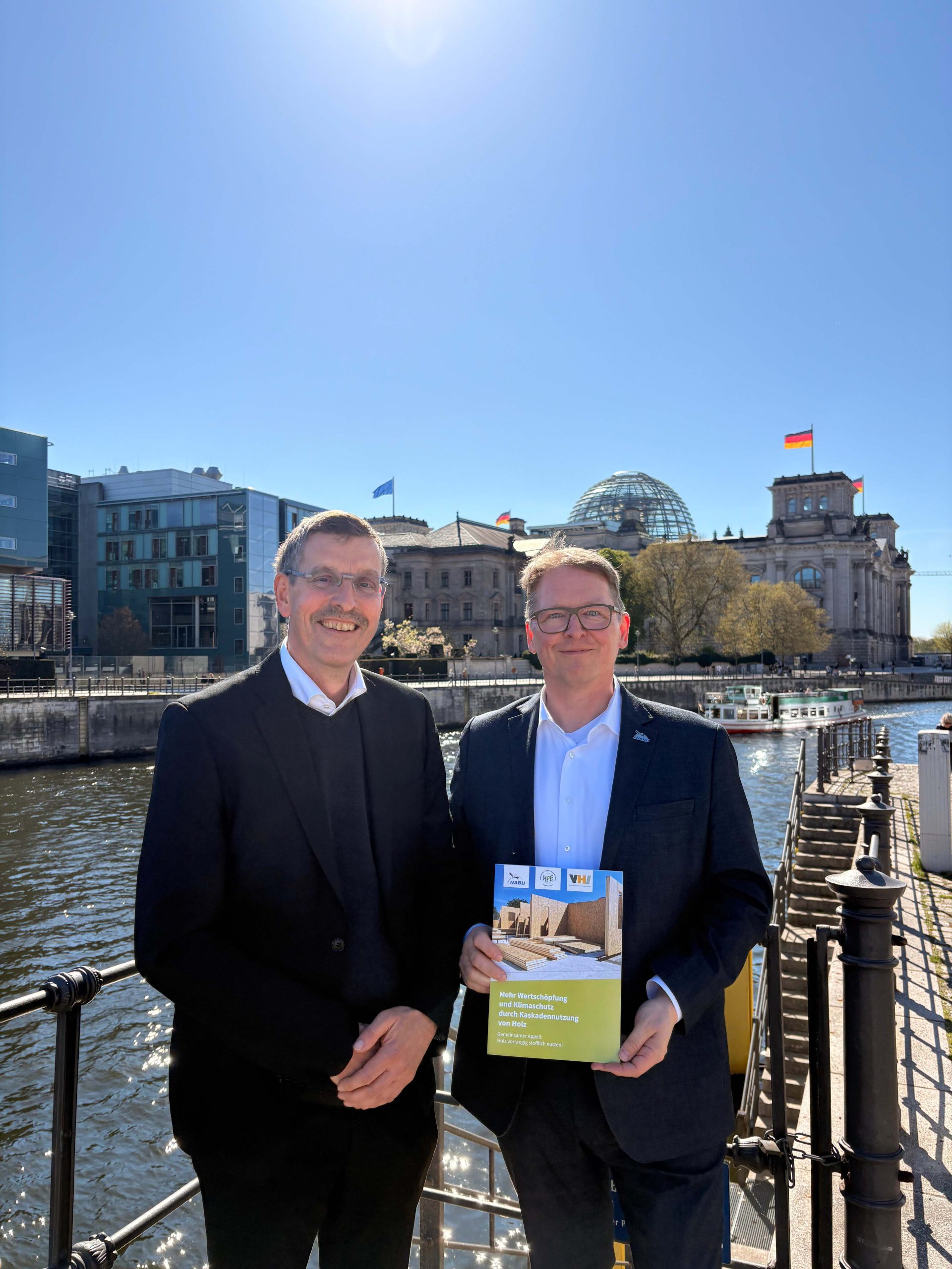 NABU-Präsident Jörg-Andreas Krüger (r.) und der Präsident des Verbandes der Holzwerkstoff- und Innentürenindustrie (VHI), Dr. Jan Bergmann, setzen vor dem Bundestag mit dem gemeinsamen Holz-Appell ein Zeichen. Bildquelle: NABU/Marie Voigt