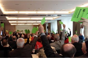 Die EUD-Delegierten bei der Abstimmung in Dresden (Foto: Kirsten Eink)
