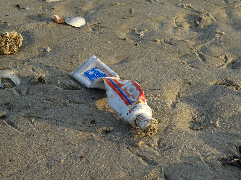 Zahnpaste am Strand - wie die wohl dort hingekommen ist?